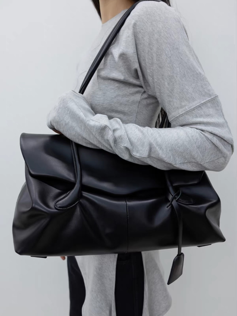 ブランドデザイナーによる、大容量のホーボー型ショルダーバッグ - Leatherwork Designs のレビューと価格