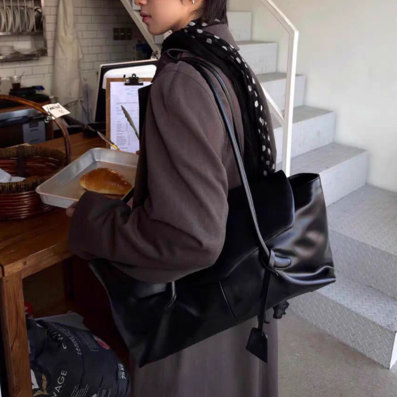ブランドデザイナーによる、大容量のホーボー型ショルダーバッグ - Leatherwork Designs のレビューと価格